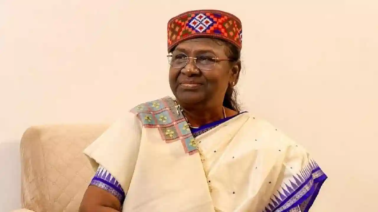 ವಿದ್ಯಾರ್ಥಿಗಳ ಹಾಡಿಗೆ ಭಾವುಕರಾದ ರಾಷ್ಟ್ರಪತಿ ದ್ರೌಪದಿ ಮುರ್ಮು: ವೇದಿಕೆಯಲ್ಲೇ ಕಣ್ಣೀರಿಟ್ಟ ಕ್ಷಣ