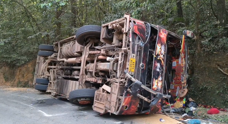 ವೈಕುಂಠ ಏಕಾದಶಿ ದಿನವೇ ಶಿರಸಿಯಲ್ಲಿ ದುರಂತ: ಪ್ರವಾಸಿ ಬಸ್ ಪಲ್ಟಿ, ವಿದ್ಯಾರ್ಥಿಗಳಿಗೆ ಗಾಯ!