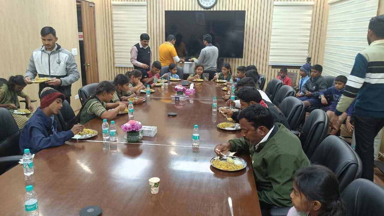 ವಿಮಾನದ ಮೂಲಕ ದೆಹಲಿ ಪ್ರವಾಸ: ಕೇಂದ್ರ ಸಚಿವ ಹೆಚ್.ಡಿ. ಕುಮಾರಸ್ವಾಮಿ ನಿವಾಸದಲ್ಲಿ ಗೊರಲತ್ತು ಶಾಲಾ ಮಕ್ಕಳ ಕಲರವ