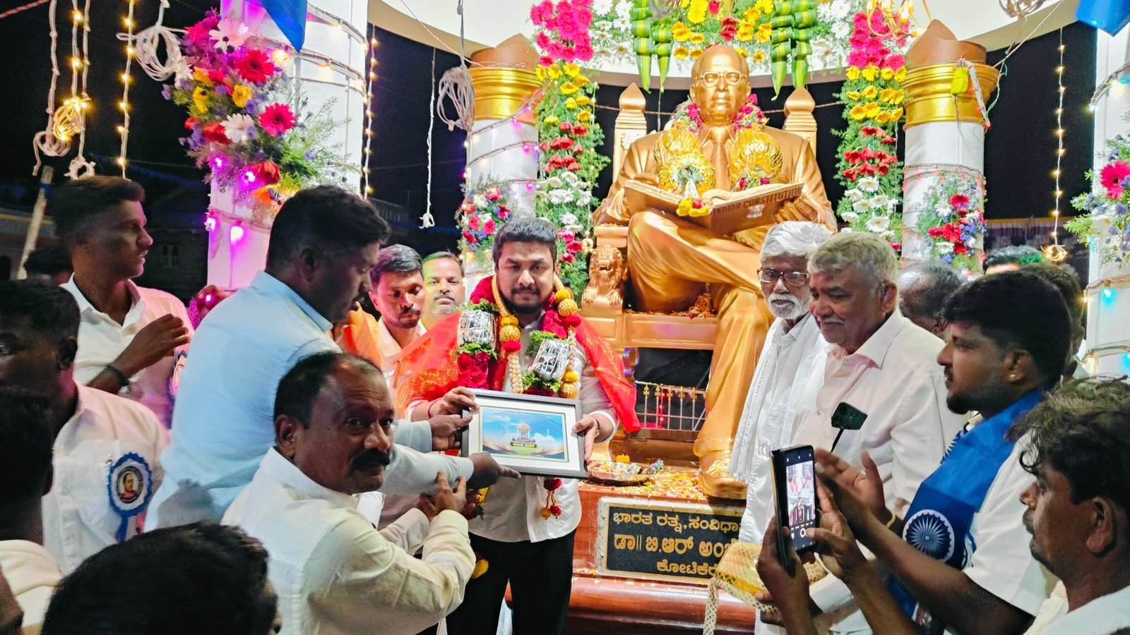 ಕೋಟೆಕೆರೆ ಗ್ರಾಮದಲ್ಲಿ ಅಂಬೇಡ್ಕರ್ ಪುತ್ತಳಿ ಅನಾವರಣ: ದರ್ಶನ್ ಧ್ರುವನಾರಾಯಣ್ ರಿಂದ ಗೌರವ ನಮನ