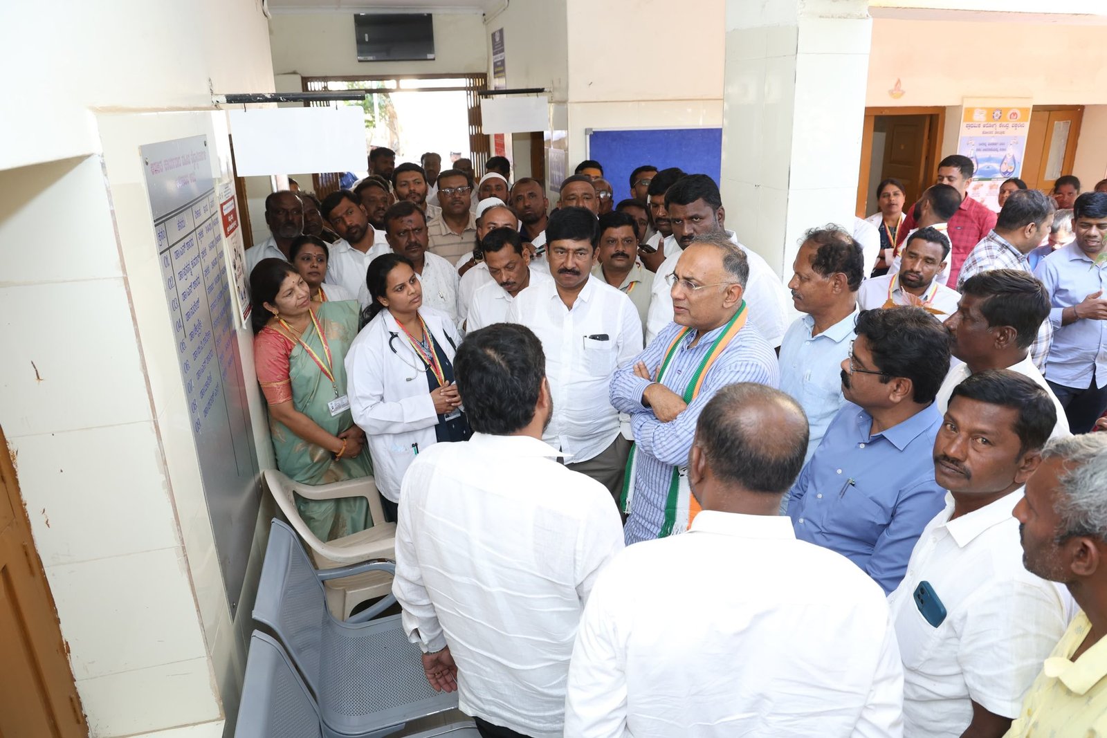 ವಕ್ಕಲೇರಿ ಪ್ರಾಥಮಿಕ ಆರೋಗ್ಯ ಕೇಂದ್ರಕ್ಕೆ ಸಚಿವ ದಿನೇಶ್ ಗುಂಡೂರಾವ್ ಭೇಟಿ: ಜನಸ್ನೇಹಿ ಸೇವೆಯತ್ತ ಗಮನಹರಿಸಲು ಸೂಚನೆ