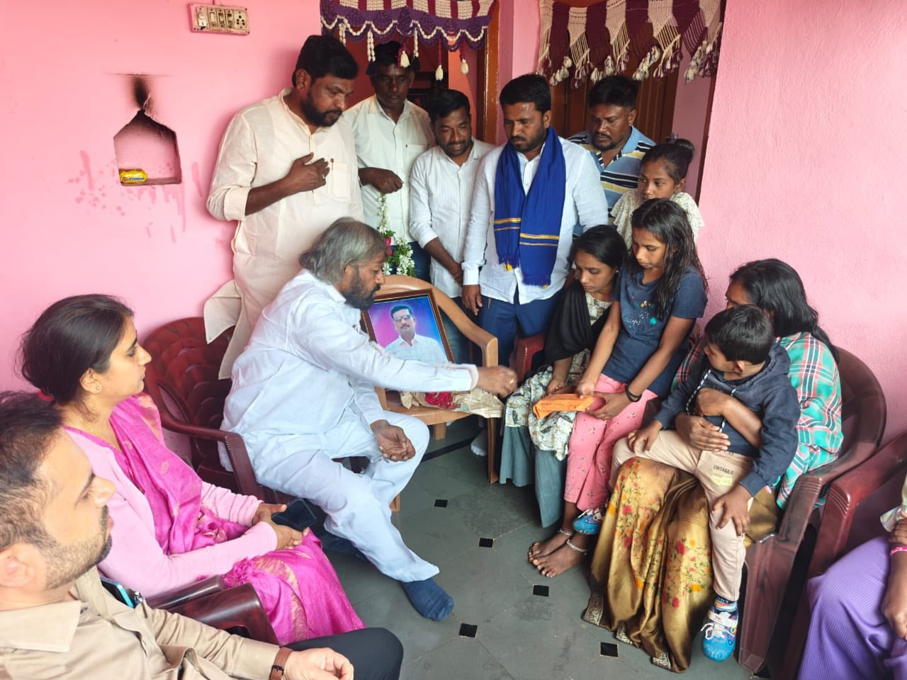 ಚೀನಾ ಮಾಂಜಾ(ದಾರ)ಗೆ ಬಲಿಯಾದ ಬೈಕ್ ಸವಾರ: ಮೃತರ ಕುಟುಂಬಕ್ಕೆ ಸಚಿವ ಈಶ್ವರ ಖಂಡ್ರೆ ಸಾಂತ್ವನ