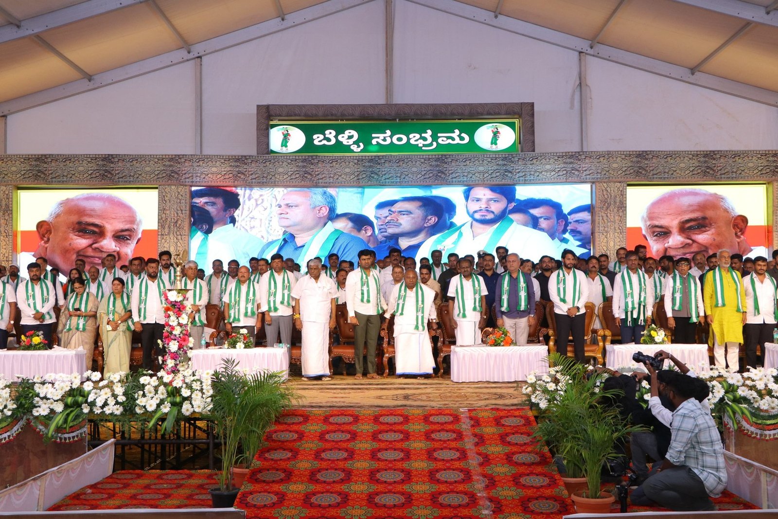 ಹಾಸನದಲ್ಲಿ ಜೆಡಿಎಸ್ ಶಕ್ತಿ ಪ್ರದರ್ಶನ: ಬೆಳ್ಳಿಹಬ್ಬದ ‘ಜನತಾ ಸಮಾವೇಶ’ಕ್ಕೆ ಮಾಜಿ ಪ್ರಧಾನಿ ದೇವೇಗೌಡ ಚಾಲನೆ