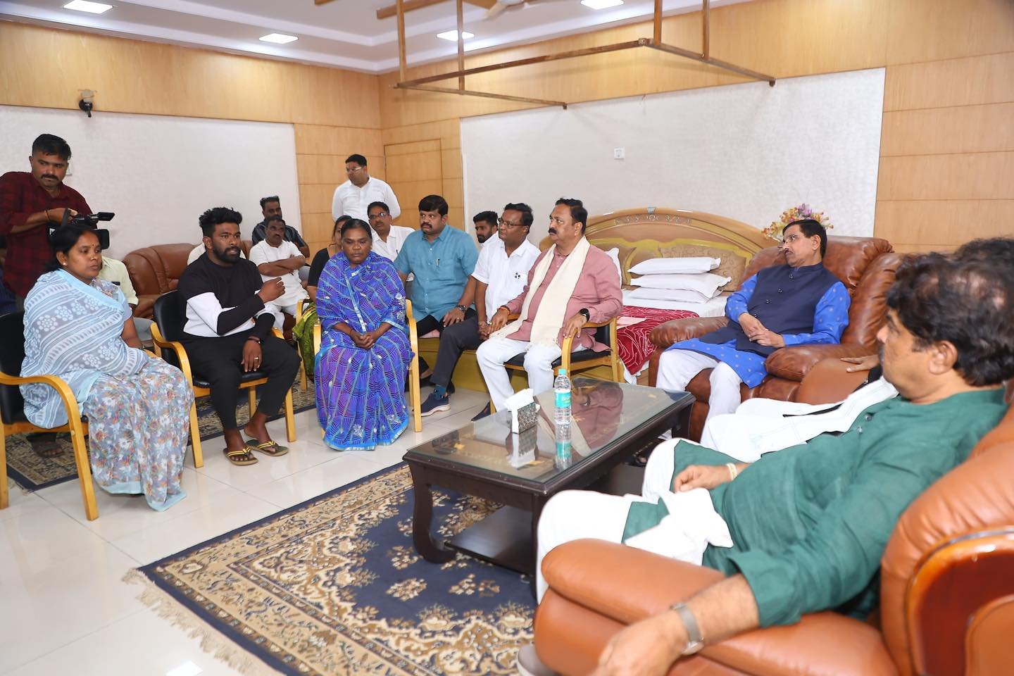 ಹುಬ್ಬಳ್ಳಿ: ಹಲ್ಲೆಗೊಳಗಾದ ಬಿಜೆಪಿ ಕಾರ್ಯಕರ್ತೆ ಸುಜಾತ ಕುಟುಂಬಕ್ಕೆ ಗಣ್ಯರಿಂದ ಸಾಂತ್ವನ