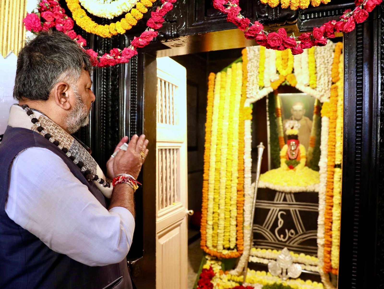 ಸುಕ್ಷೇತ್ರ ಹುಕ್ಕೇರಿಮಠಕ್ಕೆ ಡಿ.ಕೆ. ಶಿವಕುಮಾರ್ ಭೇಟಿ: ಗದ್ದುಗೆ ದರ್ಶನ ಪಡೆದು ವಿಶೇಷ ಪೂಜೆ
