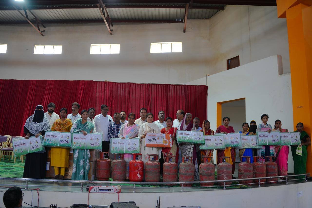 ನಿಪ್ಪಾಣಿ: ಉಜ್ವಲಾ ಗ್ಯಾಸ್, ಕಾರ್ಮಿಕ ಕಿಟ್ ಹಾಗೂ ವಿಶ್ವಕರ್ಮ ಟೂಲ್ ಕಿಟ್ ವಿತರಣೆ – ಶಶಿಕಲಾ ಜೊಲ್ಲೆ ಅವರಿಂದ ಜನಸೇವೆಯ ಸಂಕಲ್ಪ