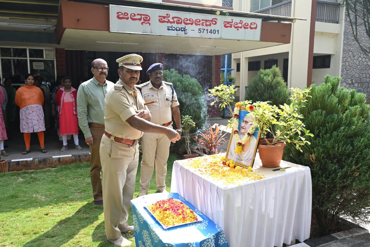 ಮಂಡ್ಯ: ಜಿಲ್ಲಾ ಪೊಲೀಸ್ ಕಚೇರಿಯಲ್ಲಿ ಹುತಾತ್ಮರ ದಿನಾಚರಣೆ – ಮಹಾತ್ಮ ಗಾಂಧೀಜಿಯವರಿಗೆ ಗೌರವ ನಮನ
