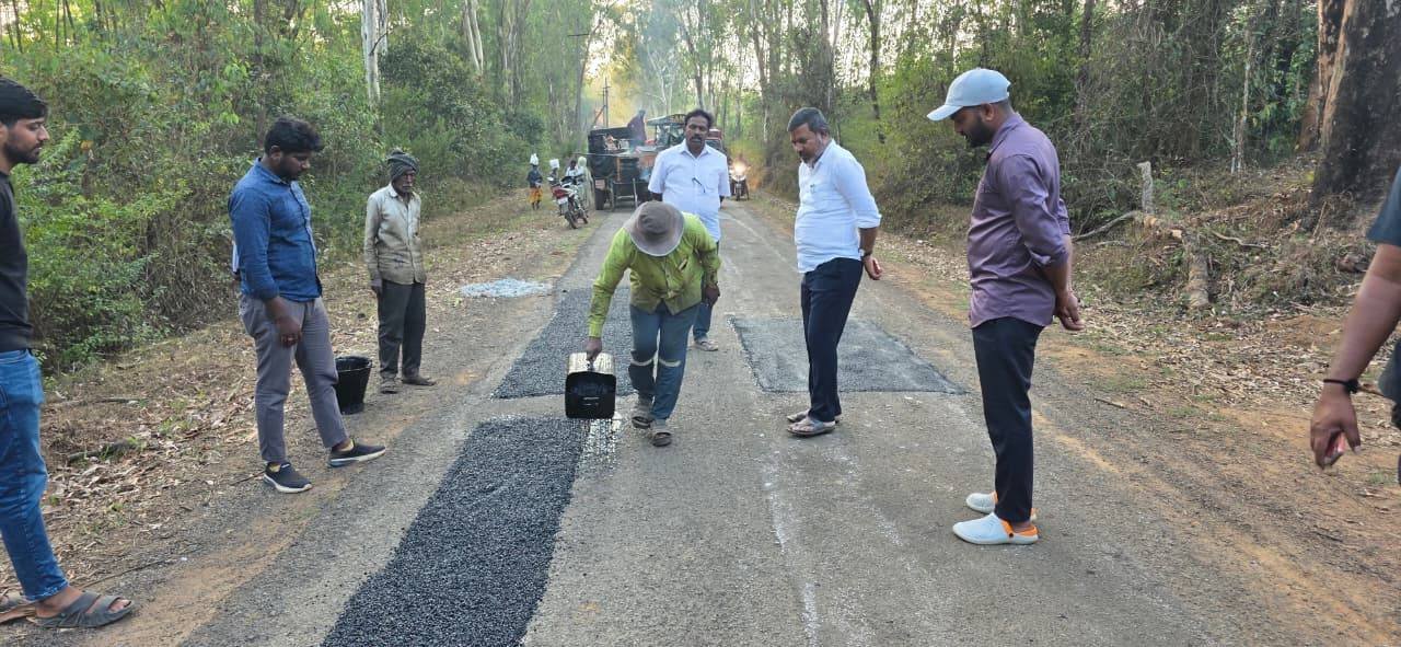 ಯಸಳೂರು – ದೊಡ್ಡ ಕುಂದೂರು ರಸ್ತೆ ಗುಂಡಿ ಮುಚ್ಚುವ ಕಾಮಗಾರಿ: ಸಿಮೆಂಟ್ ಮಂಜು ಭೇಟಿ, ಪರಿಶೀಲನೆ