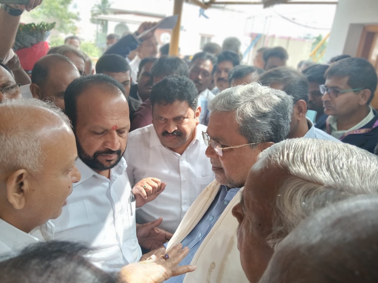 ಮುಖ್ಯಮಂತ್ರಿ ಸಿದ್ದರಾಮಯ್ಯ ಅವರಿಗೆ ಹುಣಸೂರು ಕ್ಷೇತ್ರದ ವಿವಿಧ ಅಭಿವೃದ್ಧಿ ಕಾರ್ಯಕ್ರಮಗಳ ಆಹ್ವಾನ ನೀಡಿದ ಶಾಸಕ ಹೆಚ್.ಪಿ. ಮಂಜುನಾಥ್