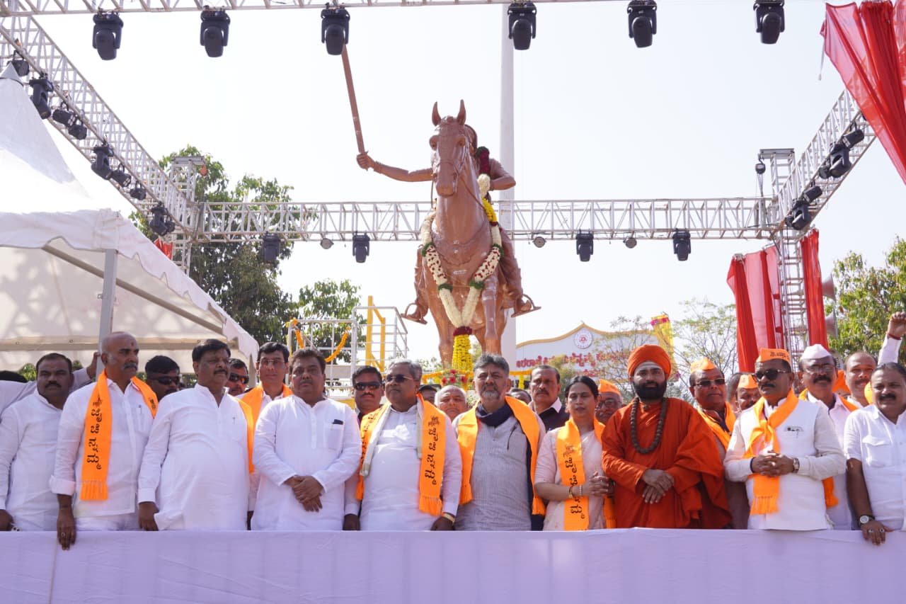 ವಿಜಯಪುರ ಕೇಂದ್ರ ಬಸ್ ನಿಲ್ದಾಣಕ್ಕೆ ‘ಕಿತ್ತೂರು ಚನ್ನಮ್ಮ’ ಹೆಸರು ನಾಮಕರಣ: ಭವ್ಯ ಪುತ್ಥಳಿ ಅನಾವರಣ