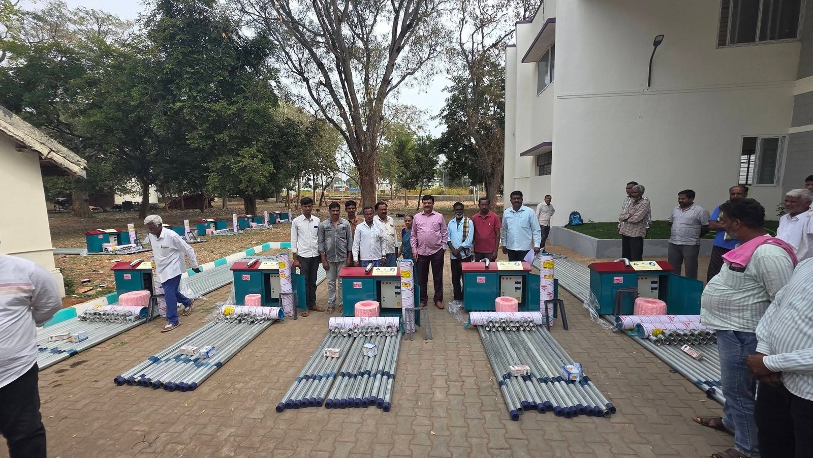 ಮಳವಳ್ಳಿ: ಗಂಗಾ ಕಲ್ಯಾಣ ಯೋಜನೆಯಡಿ ಫಲಾನುಭವಿಗಳಿಗೆ ಪಂಪ್ ಮೋಟಾರ್ ವಿತರಿಸಿದ ಶಾಸಕ ನರೇಂದ್ರ ಸ್ವಾಮಿ