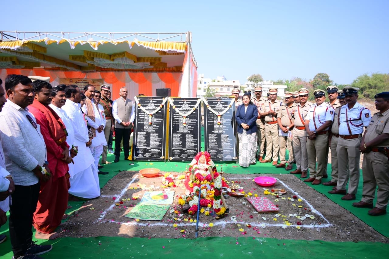 ಕಲಬುರಗಿ ಪೊಲೀಸ್ ಇಲಾಖೆಗೆ ಹೈಟೆಕ್ ಸ್ಪರ್ಶ: ವಸತಿ ಗೃಹ ಹಾಗೂ ನೂತನ ಠಾಣೆ ಕಟ್ಟಡಕ್ಕೆ ಪ್ರಿಯಾಂಕ್ ಖರ್ಗೆ ಶಂಕುಸ್ಥಾಪನೆ