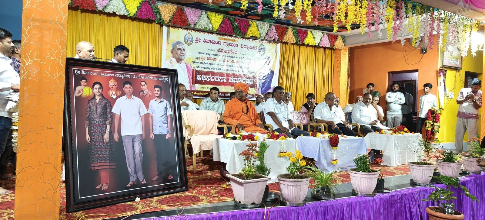 ಘೋಡಗೇರಿ ಶಿವಾನಂದ ವಿದ್ಯಾಪೀಠಕ್ಕೆ 9 ಎಕರೆ ಜಮೀನು ಮಂಜೂರು: ಸಚಿವ ಸತೀಶ್ ಜಾರಕಿಹೊಳಿ ಅವರಿಗೆ ಮಠದ ವತಿಯಿಂದ ಭವ್ಯ ಅಭಿನಂದನೆ