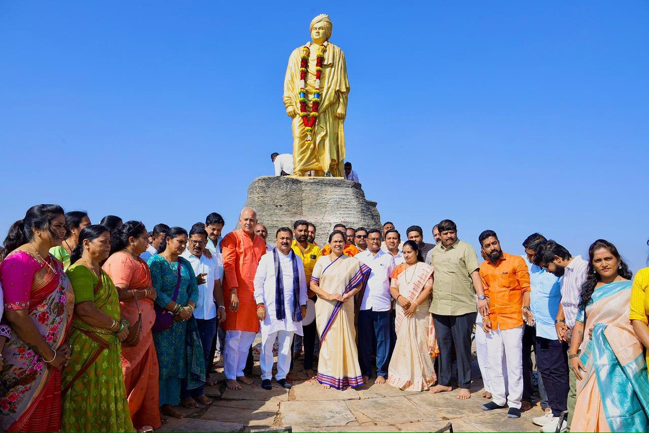 ಹುಬ್ಬಳ್ಳಿ: ಸ್ವಾಮಿ ವಿವೇಕಾನಂದರ ಜಯಂತಿ – ಉಣಕಲ್ ಕೆರೆಯಲ್ಲಿ ವಿವೇಕಾನಂದರ ಪ್ರತಿಮೆಗೆ ಶೋಭಾ ಕರಂದ್ಲಾಜೆ ಗೌರವ ನಮನ