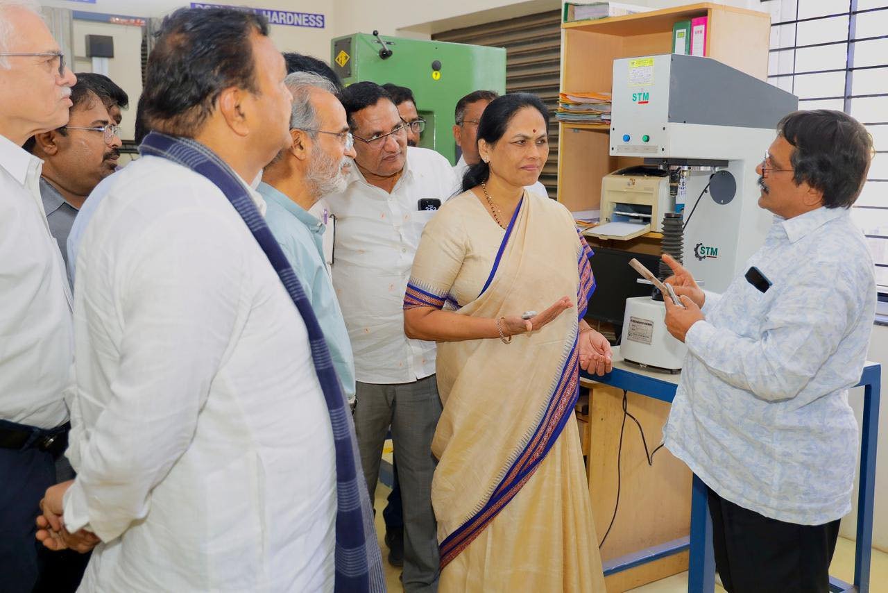 ಹುಬ್ಬಳ್ಳಿ: ಕೈಗಾರಿಕಾ ಪ್ರಗತಿಗೆ ಕೆ.ಎಂ.ಟಿ.ಆರ್.ಸಿ ಕೊಡುಗೆ ಅಪಾರ – ಕೇಂದ್ರ ಸಚಿವೆ ಶೋಭಾ ಕರಂದ್ಲಾಜೆ ಶ್ಲಾಘನೆ