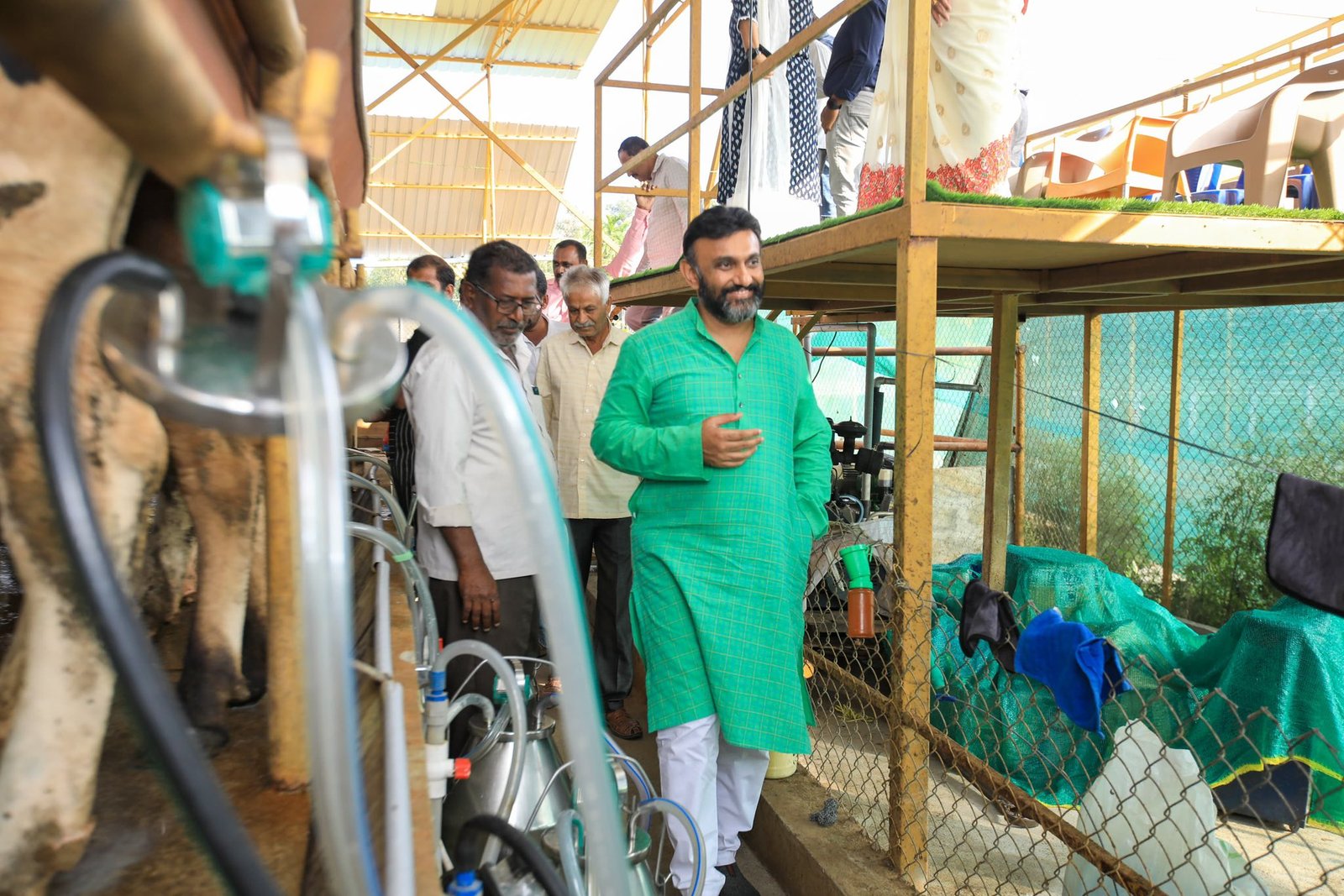 ಐಟಿ ಉದ್ಯೋಗ ತೊರೆದು ‘ಕ್ಷೀರ ಕ್ರಾಂತಿ’ಗೆ ಮುಂದಾದ ದಂಪತಿ: ಮಂಚೇನಹಳ್ಳಿಯ “ಕ್ಷೀರಾಲಯ”ಕ್ಕೆ ಡಾ. ಕೆ. ಸುಧಾಕರ್ ಶ್ಲಾಘನೆ!