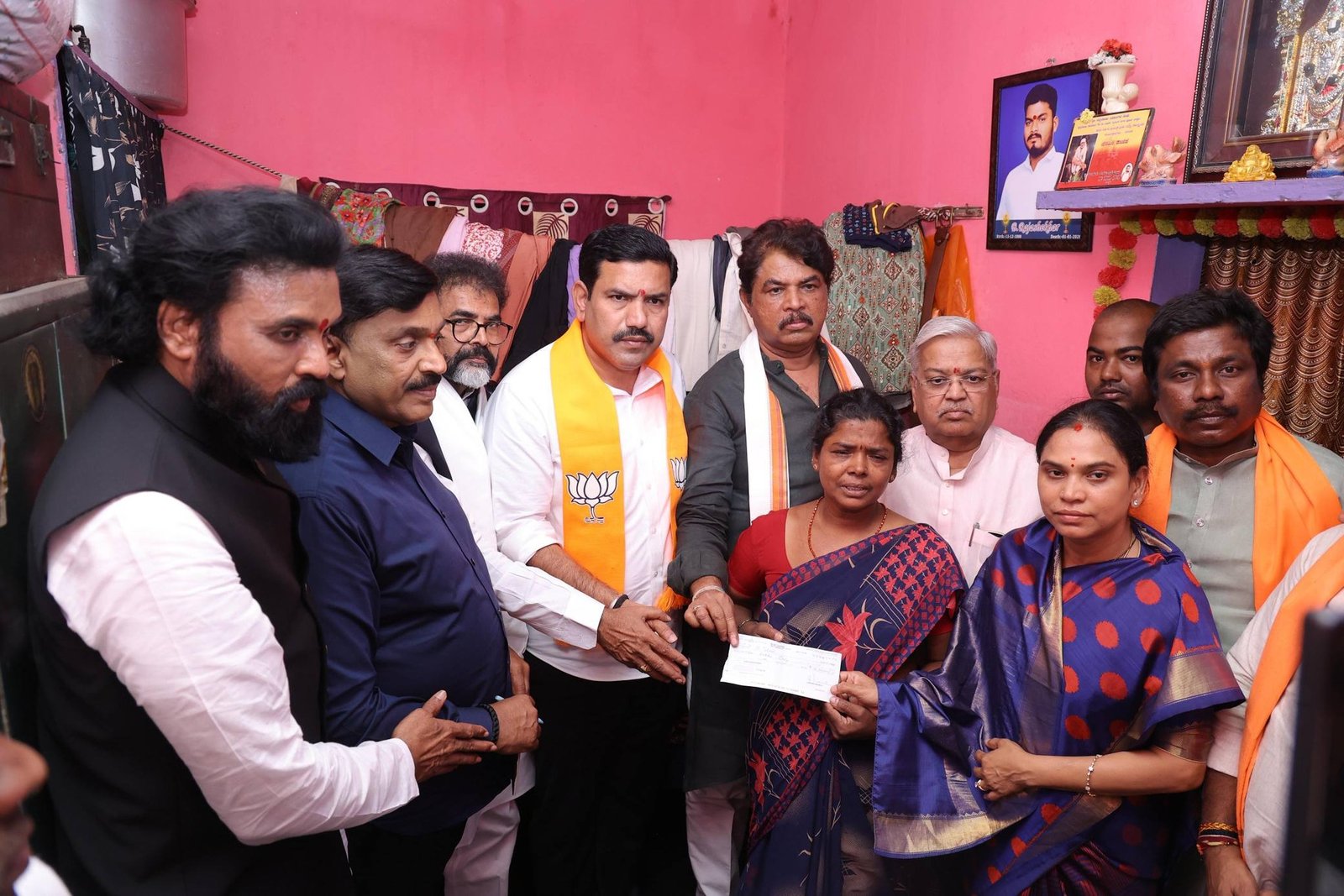 ಬಳ್ಳಾರಿ ಗಲಭೆ ಸಂತ್ರಸ್ತ ಕುಟುಂಬಕ್ಕೆ ಬಿಜೆಪಿ ಸಾಂತ್ವನ: 10 ಲಕ್ಷ ರೂ. ಪರಿಹಾರ ವಿತರಣೆ, ಸಿಬಿಐ ತನಿಖೆಗೆ ಆರ್. ಅಶೋಕ್ ಆಗ್ರಹ