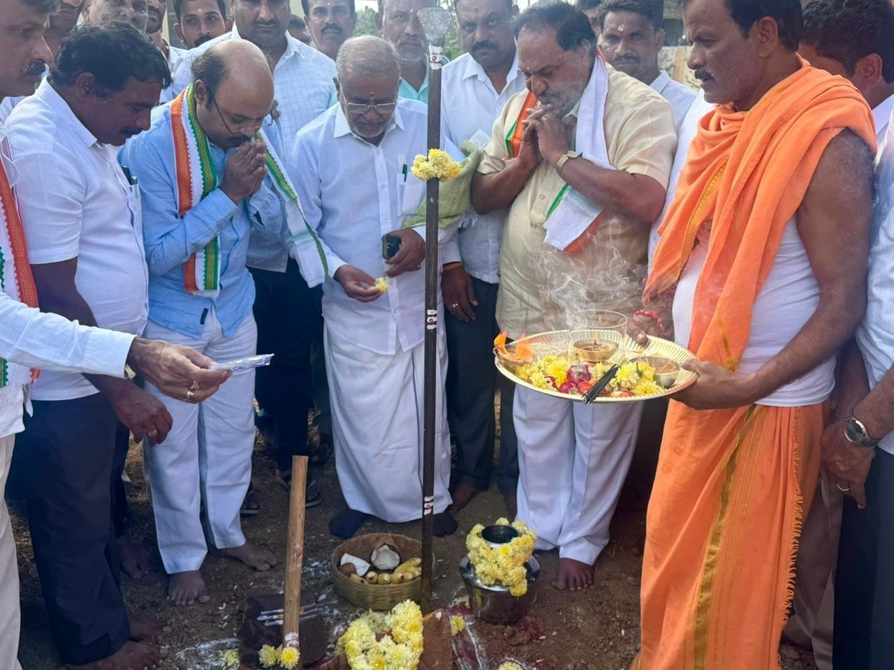 ಮುಳ್ಳೂರು ಕೆರೆ ಅಭಿವೃದ್ಧಿ ಕಾಮಗಾರಿಗೆ ಡಾ. ಯತೀಂದ್ರ ಸಿದ್ದರಾಮಯ್ಯ ಹಾಗೂ ಜಿ.ಟಿ. ದೇವೇಗೌಡರಿಂದ ಭೂಮಿಪೂಜೆ