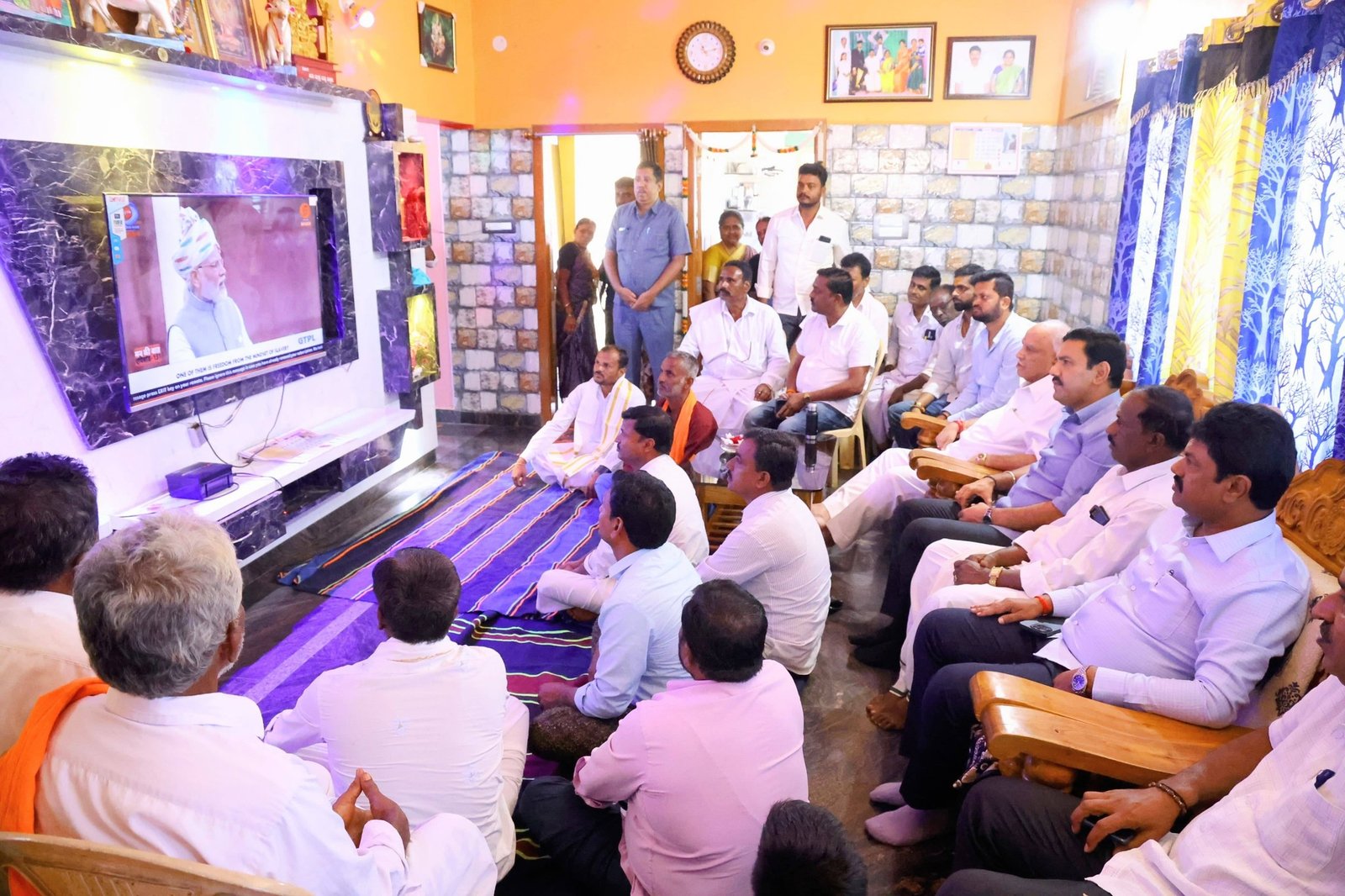 ಶಿಕಾರಿಪುರದಲ್ಲಿ ಮಾಜಿ ಸಿಎಂ ಬಿ.ಎಸ್.ವೈ ಜೊತೆಗೂಡಿ ‘ಮನ್ ಕಿ ಬಾತ್’ ವೀಕ್ಷಿಸಿದ ಬಿ.ವೈ. ವಿಜಯೇಂದ್ರ