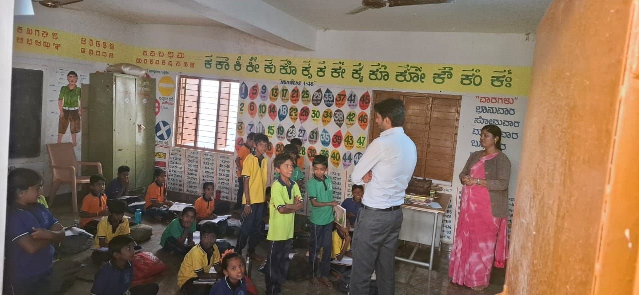 ಚಿತ್ರದುರ್ಗ: ಗ್ರಾಮಗಳಿಗೆ ಸಿಇಒ ಡಾ. ಆಕಾಶ್ ಎಸ್. ಅನಿರೀಕ್ಷಿತ ಭೇಟಿ – ಶಾಲೆಗಳಲ್ಲಿ ಮಕ್ಕಳೊಂದಿಗೆ ಬಿಸಿಊಟ ಸವಿದ ಅಧಿಕಾರಿ
