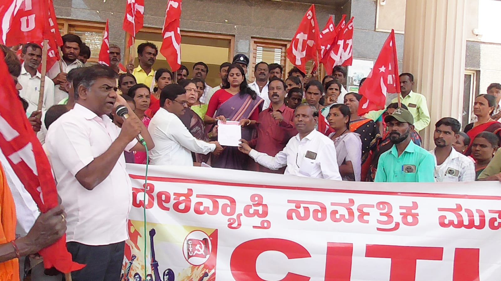 ಕೂಡ್ಲಿಗಿ: ಕಾರ್ಮಿಕ ವಿರೋಧಿ ನೀತಿ ಖಂಡಿಸಿ CITU ನೇತೃತ್ವದಲ್ಲಿ ಬೃಹತ್ ಪ್ರತಿಭಟನೆ