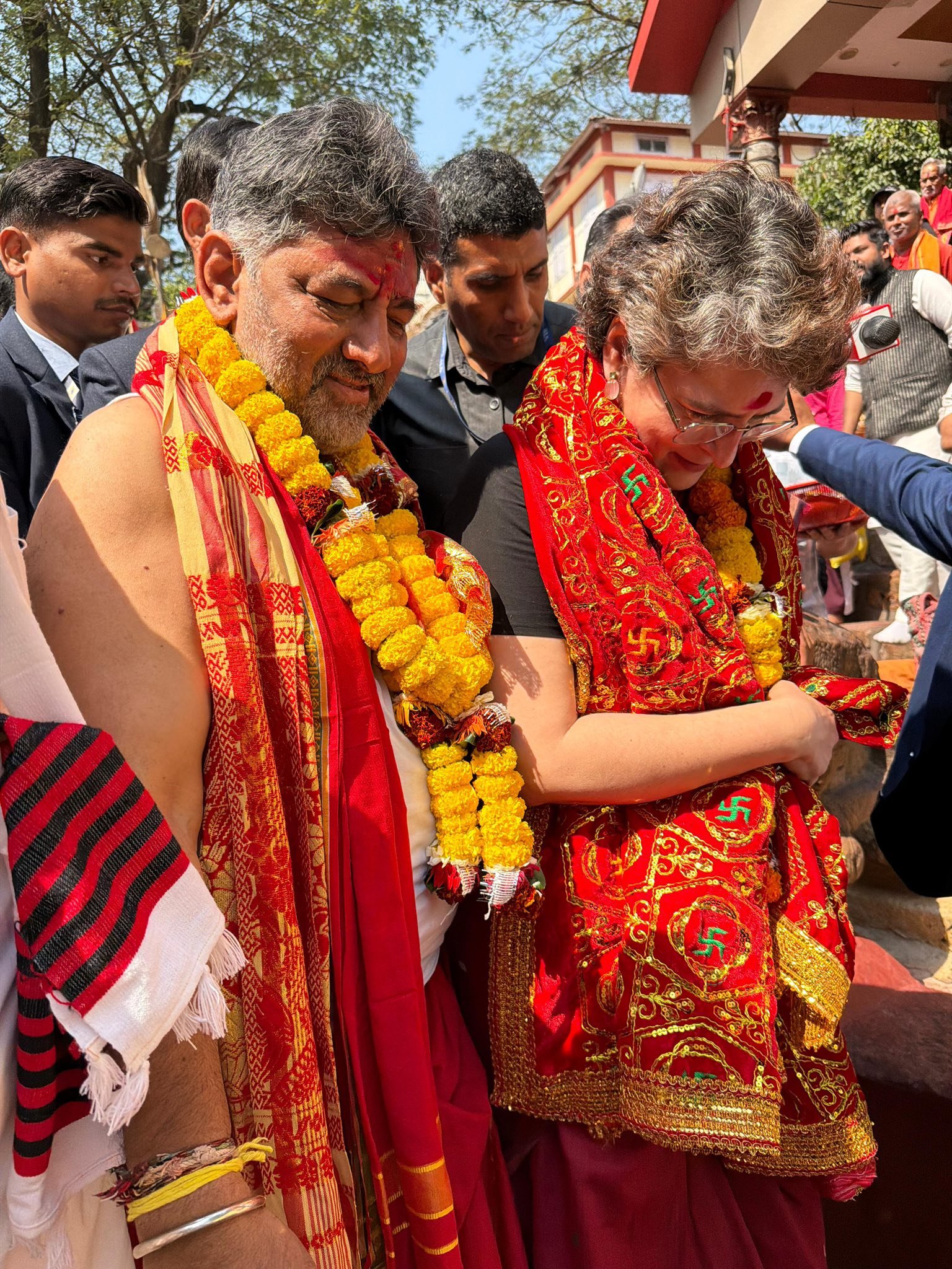 ಅಸ್ಸಾಂನ ಪವಿತ್ರ ಕಾಮಾಕ್ಯ ದೇವಿಯ ಸನ್ನಿಧಿಯಲ್ಲಿ ಡಿ.ಕೆ. ಶಿವಕುಮಾರ್ ಹಾಗೂ ಪ್ರಿಯಾಂಕಾ ಗಾಂಧಿ: ನಾಡಿನ ಕ್ಷೇಮಕ್ಕಾಗಿ ವಿಶೇಷ ಪ್ರಾರ್ಥನೆ