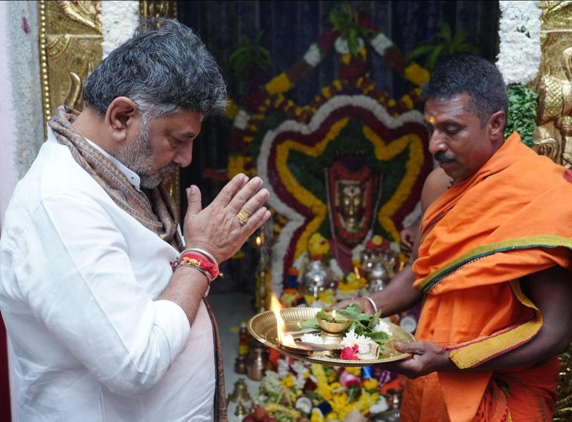 ಕನಕಪುರ ತಾಲ್ಲೂಕಿನ ವಿವಿಧ ಶಿವಾಲಯಗಳಲ್ಲಿ ಡಿ.ಕೆ. ಶಿವಕುಮಾರ್ ಶಿವಾರ್ಚನೆ: ಶಿವಾಲ್ದಪ್ಪನ ಬೆಟ್ಟದ ಬ್ರಹ್ಮರಥೋತ್ಸವದಲ್ಲಿ ಭಾಗಿ