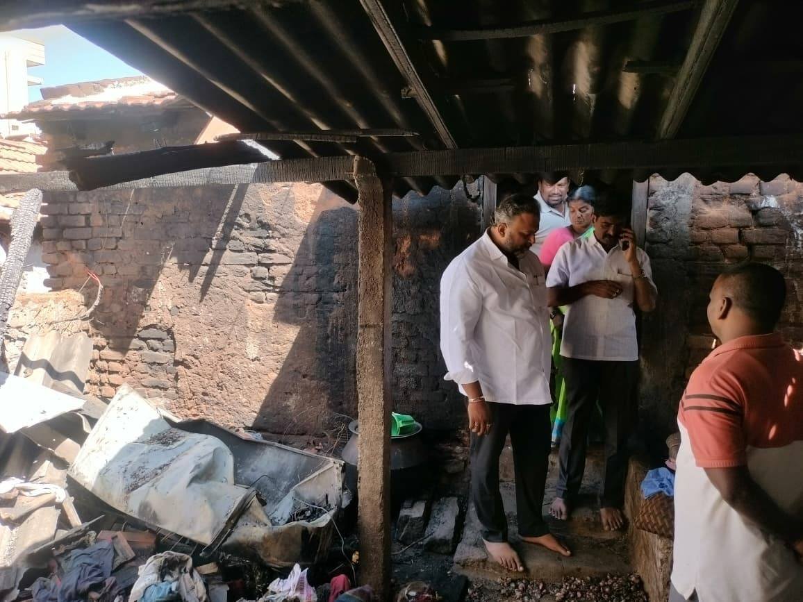 ಬೆಂಕಿಗೆ ಆಹುತಿಯಾದ ಬಡ ಮಹಿಳೆಯ ಮನೆ: ಸ್ಥಳಕ್ಕೆ ಭೇಟಿ ನೀಡಿ ಮಾನವೀಯತೆ ಮೆರೆದ ಬಿ. ಹರ್ಷವರ್ಧನ್