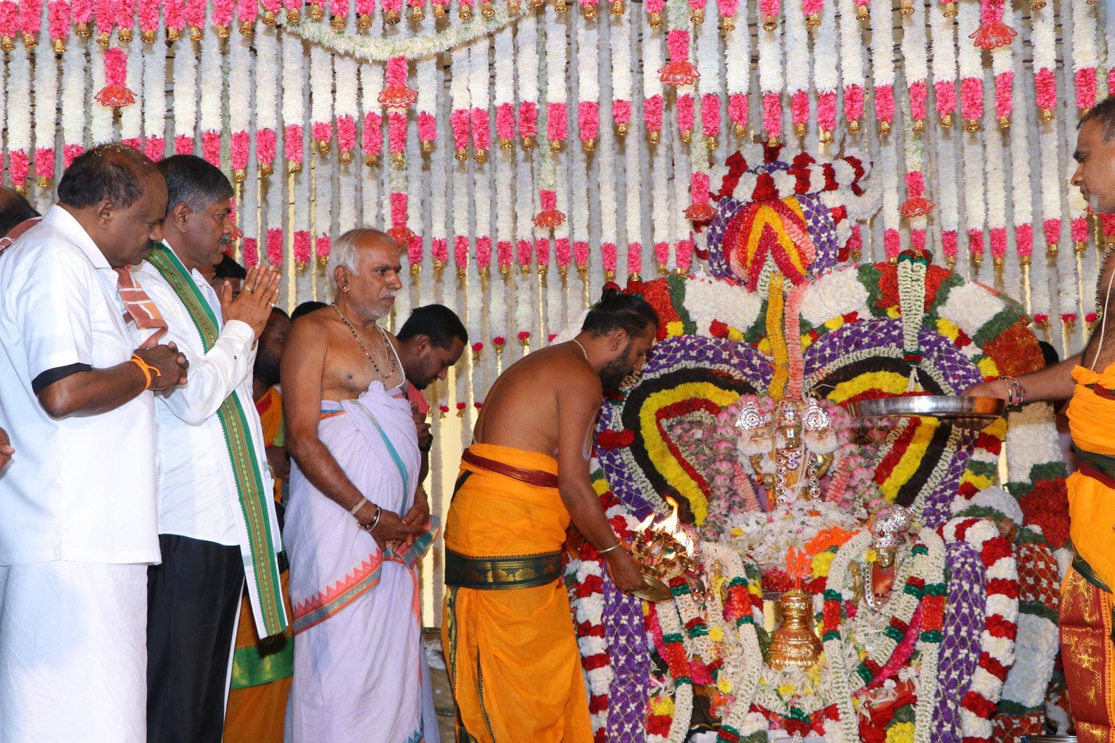 ಕೋಲಾರದಲ್ಲಿ ಅದ್ಧೂರಿ ಶ್ರೀನಿವಾಸ ಕಲ್ಯಾಣೋತ್ಸವ: ಭಕ್ತಿಯ ಪರಾಕಾಷ್ಠೆಯಲ್ಲಿ ಹೆಚ್.ಡಿ. ಕುಮಾರಸ್ವಾಮಿ ಭಾಗಿ