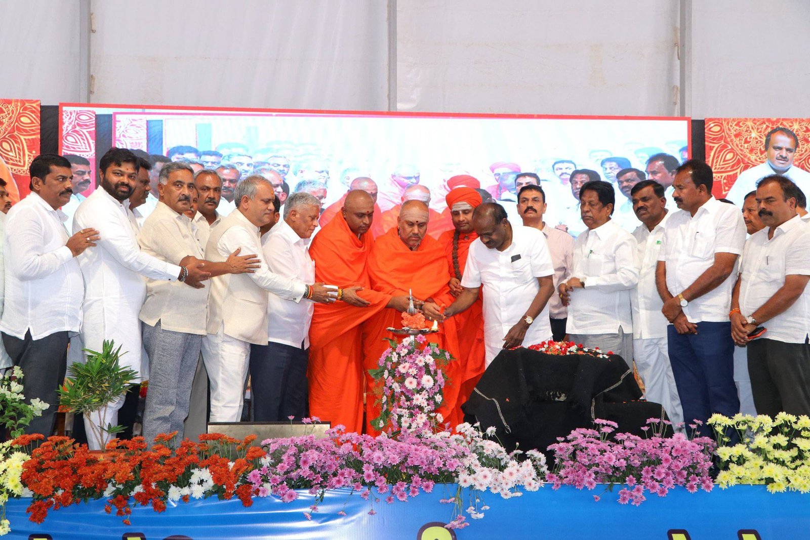 ಸುರೇಶ್ ಬಾಬು ಅವರ ‘ಜನಸ್ಪಂದನ’ದ ಶತ ಸಂಭ್ರಮ: ಮಾಜಿ ಪ್ರಧಾನಿ ಹೆಚ್.ಡಿ. ಕುಮಾರಸ್ವಾಮಿ ಭಾಗಿ