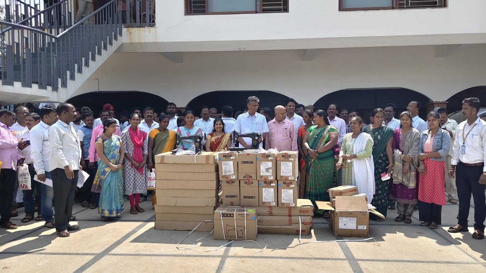 ಯಮಕನಮರಡಿ: ಮಹಿಳಾ ಸಬಲೀಕರಣಕ್ಕೆ ಒತ್ತು; ಸಚಿವ ಸತೀಶ್ ಜಾರಕಿಹೊಳಿ ಅವರಿಂದ ಹೊಲಿಗೆ ಯಂತ್ರ ವಿತರಣೆ