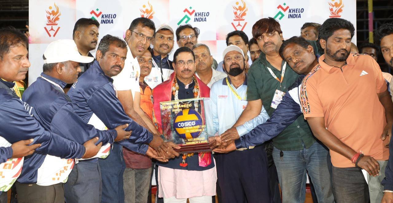 ಧಾರವಾಡದಲ್ಲಿ ಸಂಸದ್ ಕ್ರೀಡಾ ಮಹೋತ್ಸವದ ಅದ್ಧೂರಿ ಸಮಾರೋಪ: ಯುವ ಪ್ರತಿಭೆಗಳಿಗೆ ಪ್ರಶಸ್ತಿ ಪ್ರದಾನ ಮಾಡಿದ ಪ್ರಲ್ಹಾದ್ ಜೋಶಿ