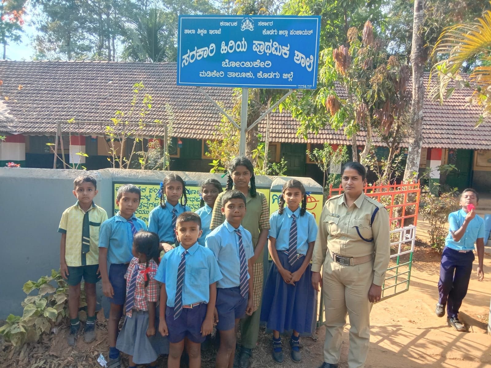 ಕೊಡಗು ಪೊಲೀಸರ ಮಾನವೀಯತೆ: ವಾಹನ ತಡವಾದಾಗ ಶಾಲಾ ಮಕ್ಕಳ ರಕ್ಷಣೆಗೆ ನಿಂತ ‘ಅಕ್ಕಪಡೆ’