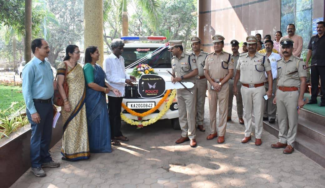 ಪೊಲೀಸ್ ಇಲಾಖೆಗೆ ಕೊಂಕಣ್ ರೈಲ್ವೆಯಿಂದ ಬೊಲೆರೋ ವಾಹನ ಕೊಡುಗೆ: ಸಂಸದ ಕೋಟ ಶ್ರೀನಿವಾಸ ಪೂಜಾರಿ ಉಪಸ್ಥಿತಿ