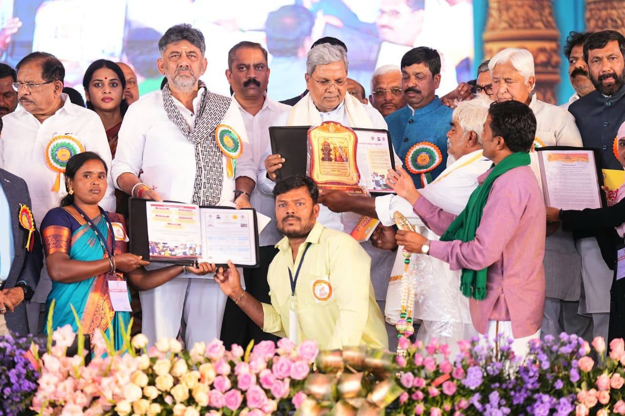 ಹಾವೇರಿ: 1.23 ಲಕ್ಷ ಫಲಾನುಭವಿಗಳಿಗೆ ಹಕ್ಕುಪತ್ರ ವಿತರಣೆ – ಇತಿಹಾಸ ಸೃಷ್ಟಿಸಿದ ಸಾಧನಾ ಸಮಾವೇಶ