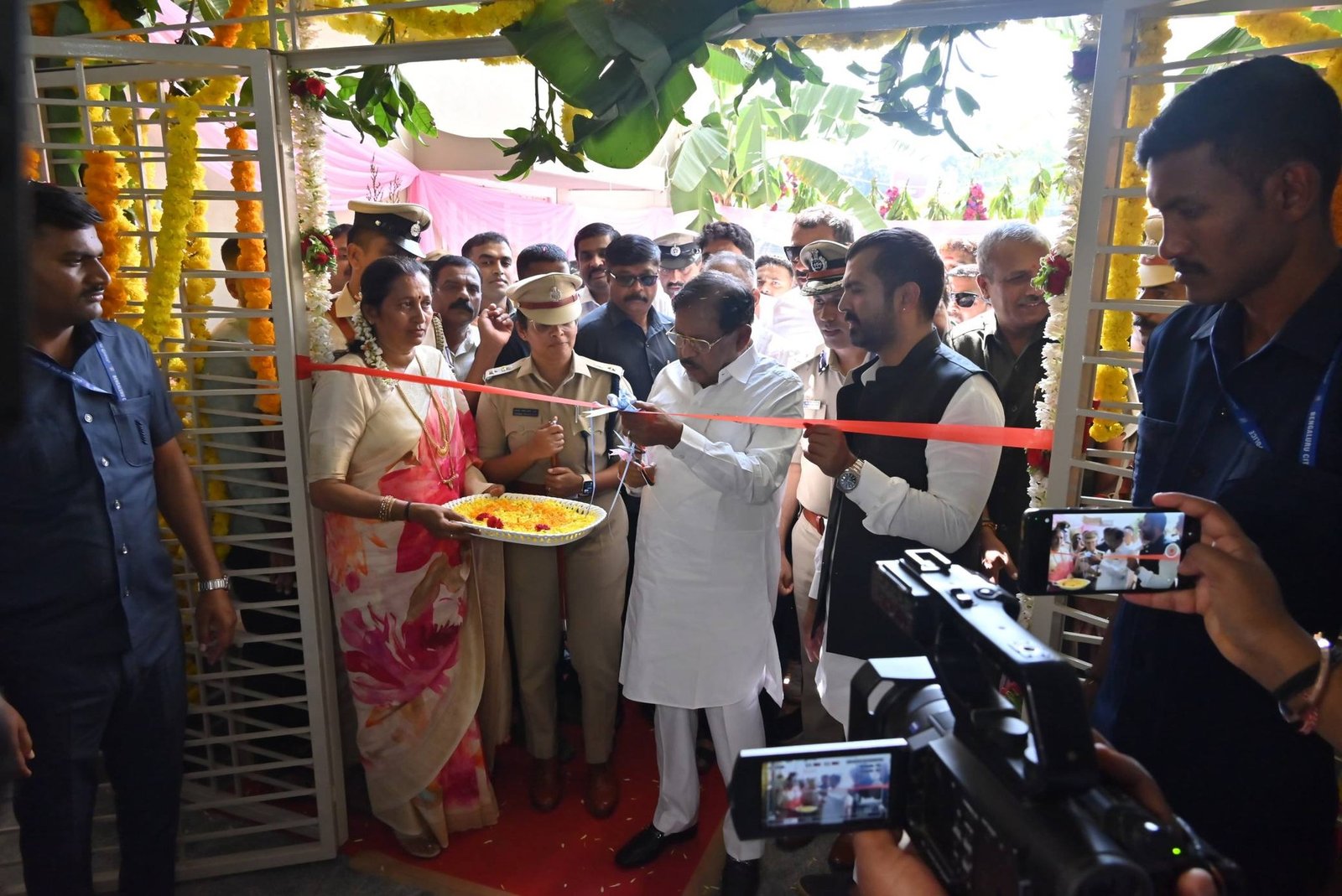 ಸುಂಟಿಕೊಪ್ಪದಲ್ಲಿ ಪೊಲೀಸ್ ವಸತಿಗೃಹ ಸಮುಚ್ಚಯ ಉದ್ಘಾಟನೆ: ಗೃಹ ಸಚಿವ ಡಾ. ಜಿ. ಪರಮೇಶ್ವರ್ ಚಾಲನೆ