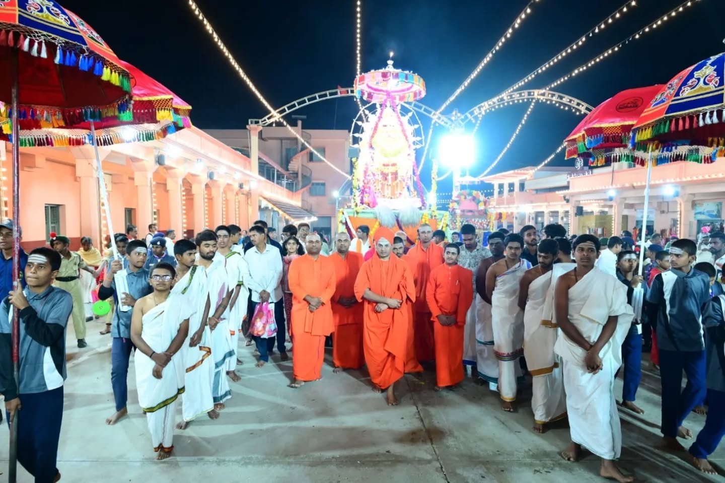 ಹುಲ್ಲಾಗಾಲ ಗ್ರಾಮದಲ್ಲಿ ಭಕ್ತಿ ಸಡಗರ: ಶ್ರೀ ಬಸವೇಶ್ವರ ದೇವಾಲಯದ ವಿಮಾನ ಗೋಪುರ ಹಾಗೂ ಕಳಸ ಪ್ರತಿಷ್ಠಾಪನೆ