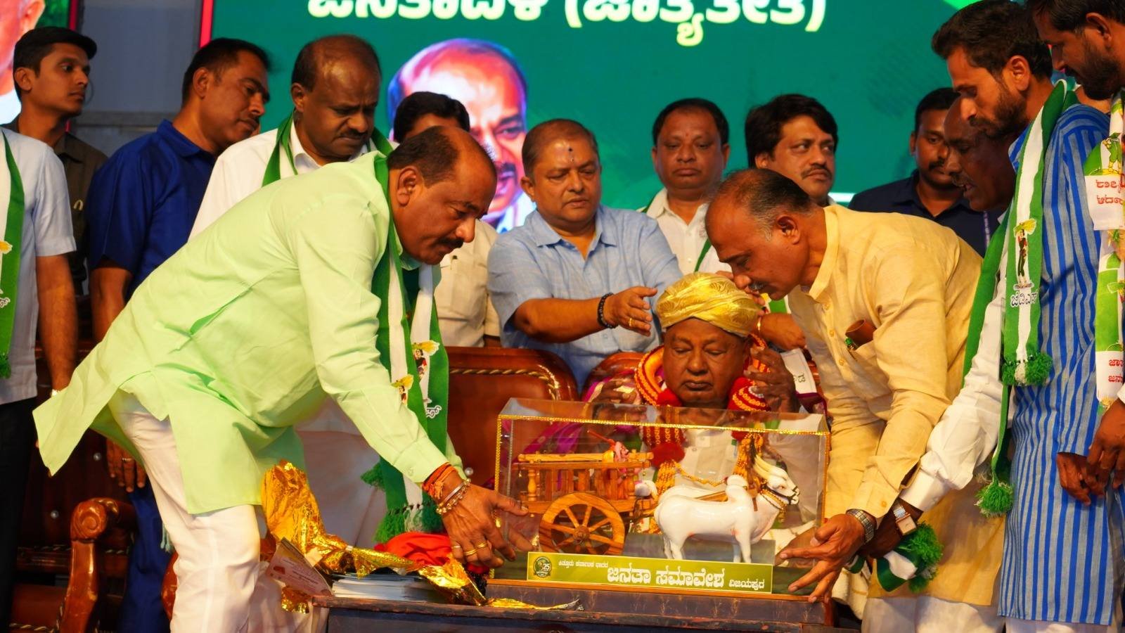 ವಿಜಯಪುರದಲ್ಲಿ ಜೆಡಿಎಸ್ ‘ಜನತಾ ಸಮಾವೇಶ’ದ ಶಕ್ತಿ ಪ್ರದರ್ಶನ: ದೇವೇಗೌಡರು ಹಾಗೂ ಕುಮಾರಸ್ವಾಮಿ ನೇತೃತ್ವದಲ್ಲಿ ಮೊಳಗಿತು ಚುನಾವಣಾ ರಣಕಹಳೆ!