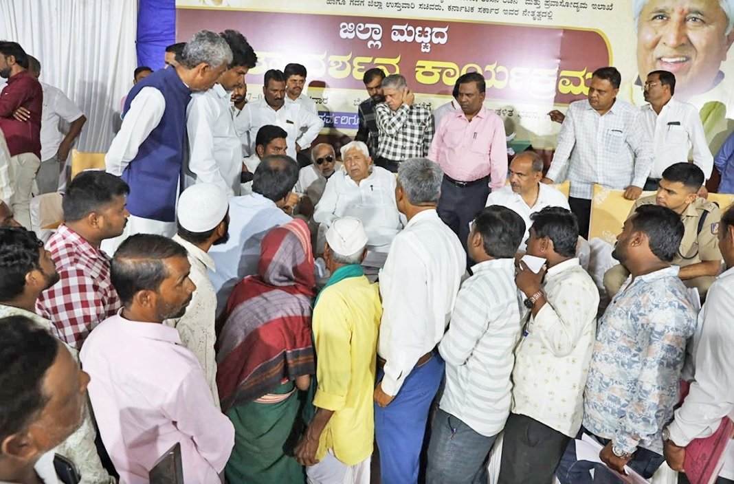 ಸರ್ಕಾರವೇ ಜನರ ಮನೆಬಾಗಿಲಿಗೆ: ಗದಗದಲ್ಲಿ ಎರಡನೇ ಹಂತದ ‘ಜನತಾದರ್ಶನ’ ಅಭೂತಪೂರ್ವ ಯಶಸ್ಸು
