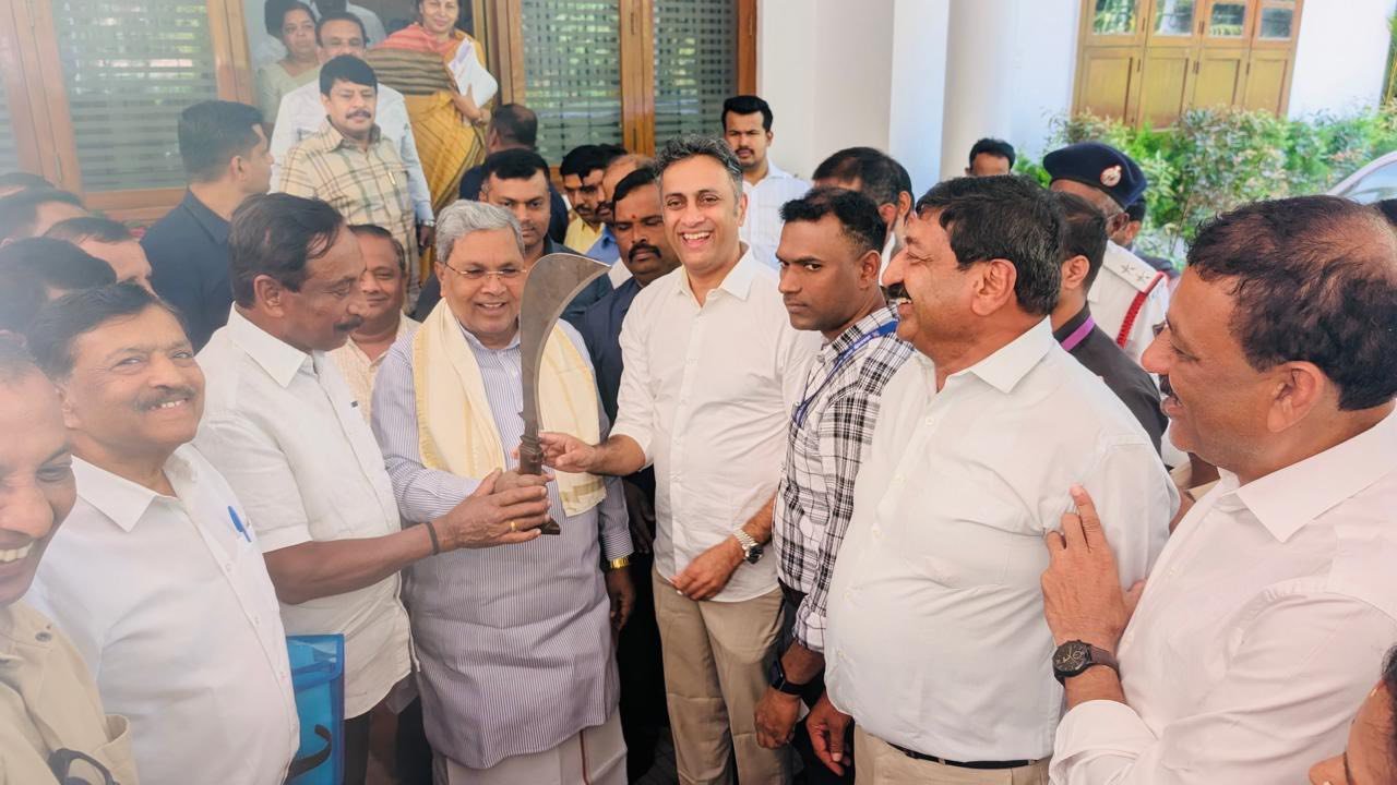 ಕೊಡಗು ಅರೆಭಾಷೆ ಗೌಡ ಸಮುದಾಯಕ್ಕೆ ಬಂಪರ್ ಕೊಡುಗೆ: ಬೆಂಗಳೂರಿನಲ್ಲಿ ಸಿಎಂ ಸಿದ್ದರಾಮಯ್ಯ ಹಾಗೂ ಕಂದಾಯ ಸಚಿವರಿಗೆ ಅಭಿನಂದನಾ ಪೂರ್ವಕ ಸನ್ಮಾನ