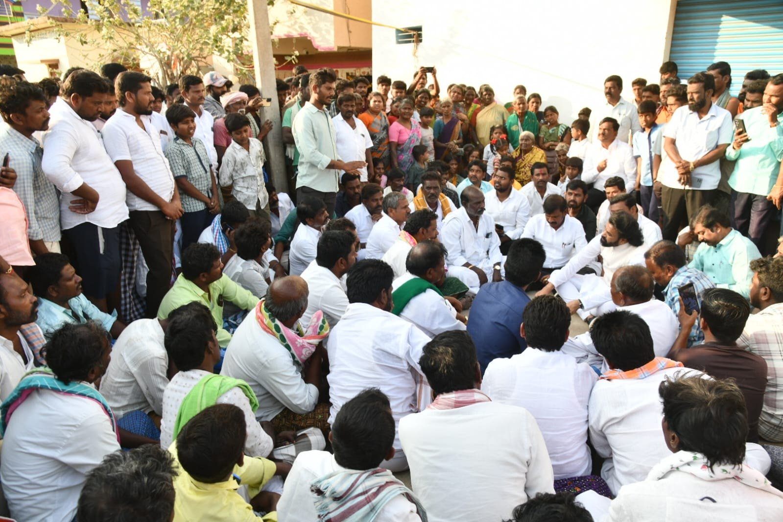 ರೂಪನಗುಡಿ ರೈತರ ಜೋಳದ ಜಪ್ತಿ: ಬಿ. ಶ್ರೀರಾಮುಲು ಮಧ್ಯಪ್ರವೇಶಕ್ಕೆ ಮಣಿದ ಅಧಿಕಾರಿಗಳು – ರೈತರಿಗೆ ನ್ಯಾಯ