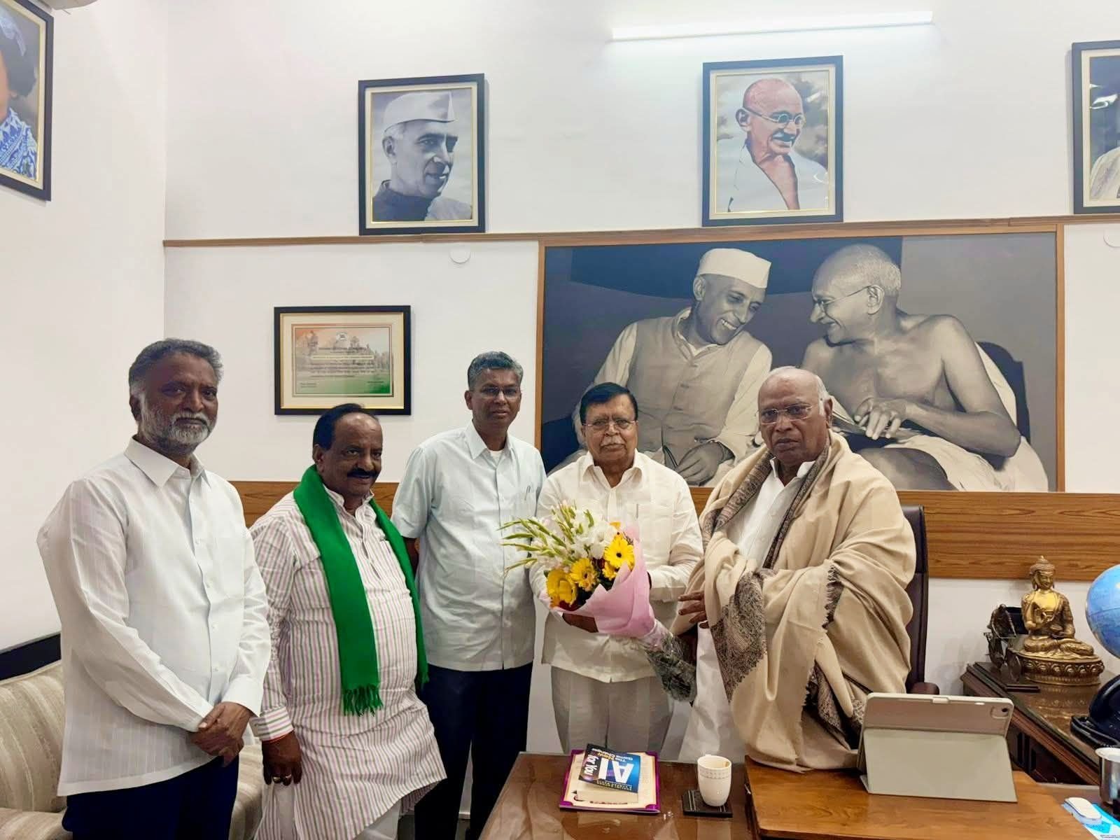 ದೆಹಲಿಯಲ್ಲಿ ಮಲ್ಲಿಕಾರ್ಜುನ ಖರ್ಗೆ ಅವರನ್ನು ಭೇಟಿಯಾದ ಸತೀಶ್ ಜಾರಕಿಹೊಳಿ: ರಾಜ್ಯ ರಾಜಕಾರಣದ ಕುರಿತು ಚರ್ಚೆ