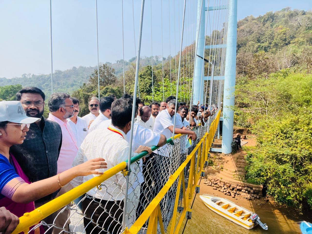 ಕುಮಟಾ-ಹೊನ್ನಾವರ ಪ್ರವಾಸೋದ್ಯಮಕ್ಕೆ ಪುನಶ್ಚೇತನ: ಕರ್ಕಿ ಹಾಗೂ ಕುದ್ರಿಗಿ ತೂಗುಸೇತುವೆಗಳ ಪರಿಶೀಲನೆ ನಡೆಸಿದ ಸಚಿವರ ತಂಡ