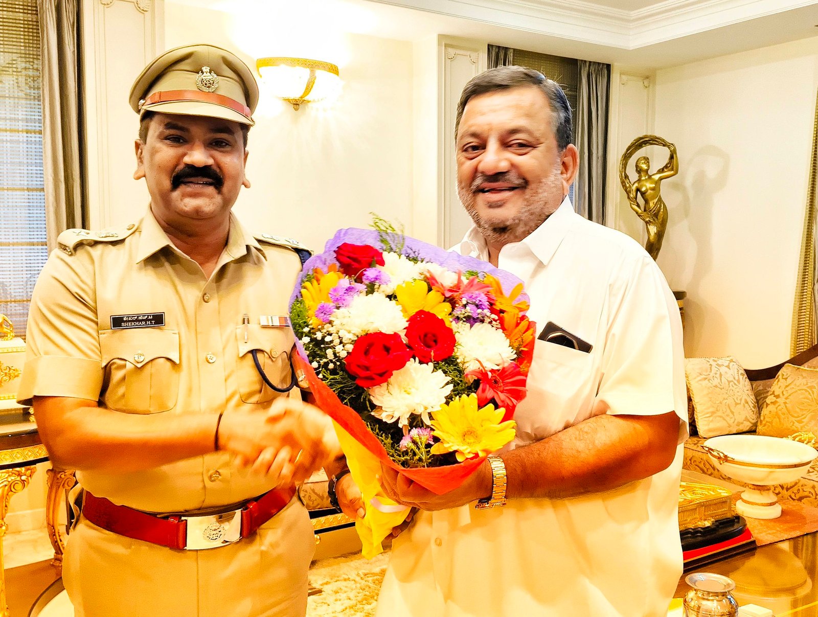 ದಾವಣಗೆರೆ ನೂತನ ಎಸ್ಪಿ ಡಾ. ಶೇಖರ್ ಎಚ್. ತೆಕ್ಕಣ್ಣನವರ್ ಅವರಿಗೆ ಸಚಿವ ಎಸ್.ಎಸ್. ಮಲ್ಲಿಕಾರ್ಜುನ್ ಅವರಿಂದ ಅಧಿಕೃತ ಸ್ವಾಗತ