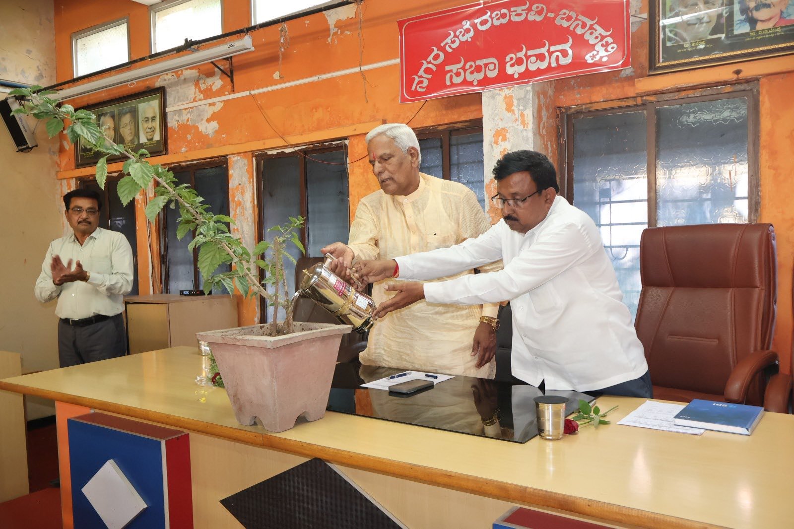 ದುಮ್ಮಿ ಗ್ರಾಮದಲ್ಲಿ ಶ್ರೀ ಆಂಜನೇಯಸ್ವಾಮಿ ಪ್ರಾಣಪ್ರತಿಷ್ಠಾಪನೆ: ಶಾಸಕ ಸಿದ್ದು ಸವದಿ ಹಾಗೂ ಸಂಸದ ಶ್ರೇಯಸ್ ಪಟೇಲ್ ಭಾಗಿ