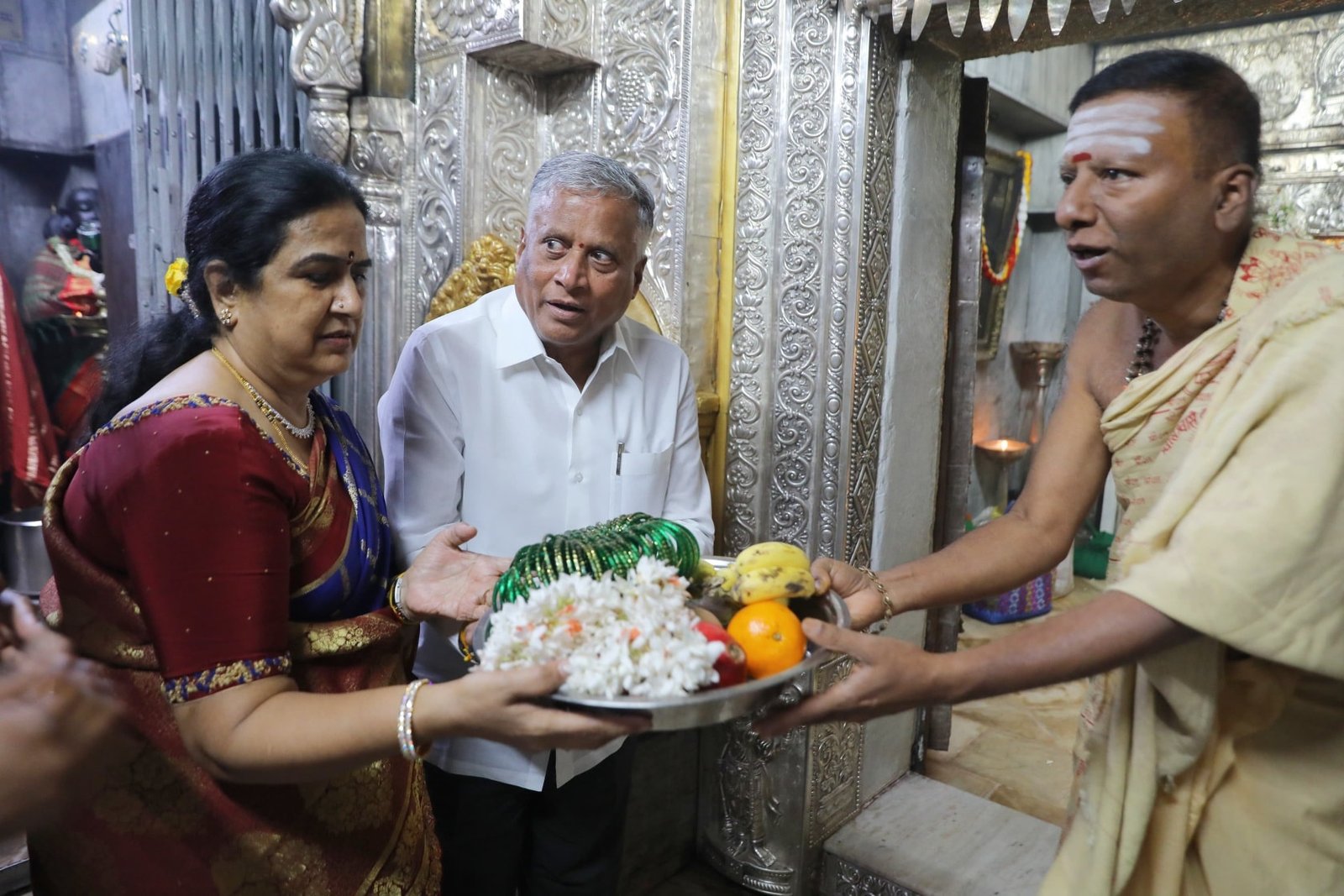 ಚಾಮುಂಡಿ ಬೆಟ್ಟದಲ್ಲಿ ಕೇಂದ್ರ ಸಚಿವ ವಿ. ಸೋಮಣ್ಣ ಹಾಗೂ ಸಚಿವ ಕೆ.ಎಚ್. ಮುನಿಯಪ್ಪ ಅವರಿಂದ ವಿಶೇಷ ಪೂಜೆ