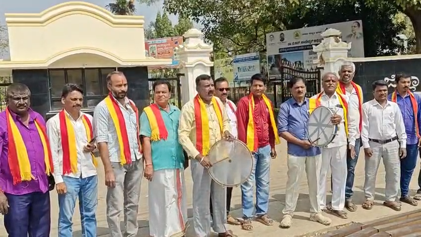 ಬಜೆಟ್‌ನಲ್ಲಿ ಚಾಮರಾಜನಗರಕ್ಕೆ ಹೆಚ್ಚಿನ ಅನುದಾನ ನೀಡಲು ಆಗ್ರಹ: ಡಿಸಿ ಕಚೇರಿ ಮುಂದೆ ‘ತಮಟೆ’ ಬಾರಿಸಿ ವಿನೂತನ ಪ್ರತಿಭಟನೆ