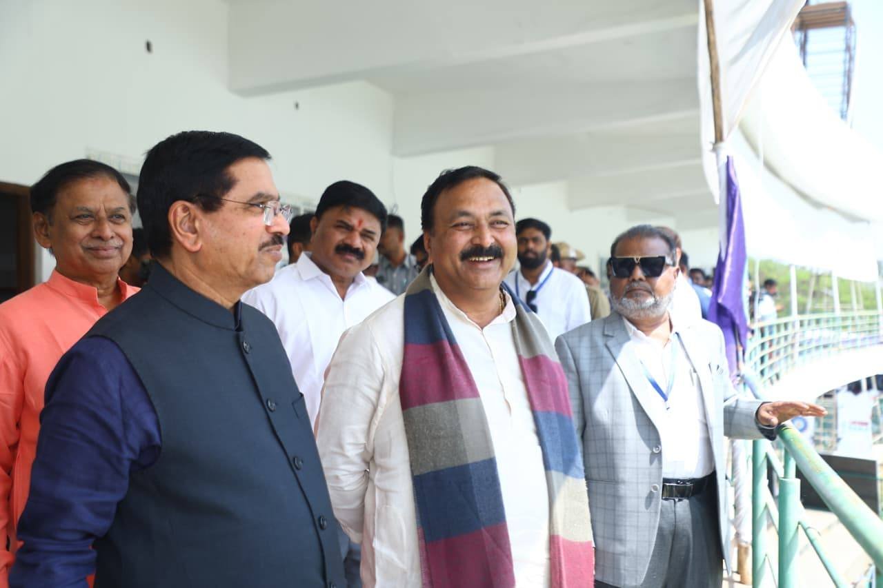 ಹುಬ್ಬಳ್ಳಿಯಲ್ಲಿ ರಣಜಿ ಫೈನಲ್ ಸಂಭ್ರಮ: ಕೇಂದ್ರ ಸಚಿವರಾದ ಪ್ರಲ್ಹಾದ ಜೋಶಿ ಹಾಗೂ ಕೆ.ಎಚ್. ಮುನಿಯಪ್ಪ ಅವರಿಂದ ಪಂದ್ಯ ವೀಕ್ಷಣೆ