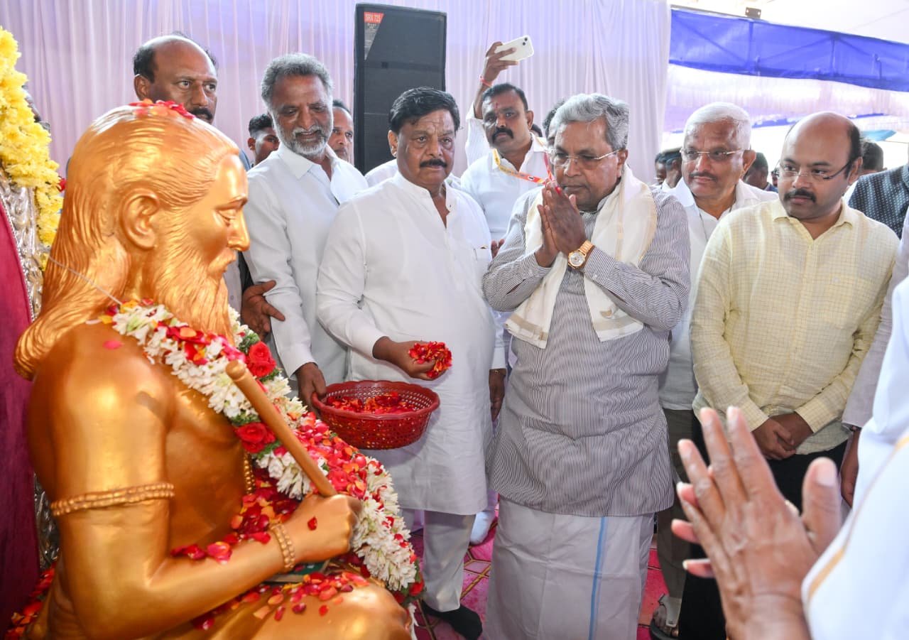 ದಾವಣಗೆರೆ: ರಾಜನಹಳ್ಳಿ ವಾಲ್ಮೀಕಿ ಜಾತ್ರೆಗೆ ಮುಖ್ಯಮಂತ್ರಿ ಸಿದ್ದರಾಮಯ್ಯ ಚಾಲನೆ – ಜನಸಾಗರದ ನಡುವೆ ಜಾಗೃತಿ ಜಾಥಾ