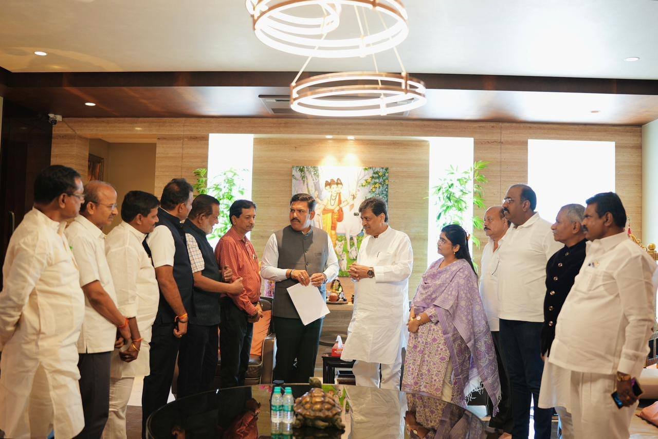 ನಾಂದೇಡ್: ಶ್ರೀ ಕೇದಾರ ಜಗದ್ಗುರುಗಳ ಪಟ್ಟಾಧಿಕಾರ ರಜತ ಮಹೋತ್ಸವ – ಅಶೋಕ್ ಚವಾಣ್ ನಿವಾಸಕ್ಕೆ ಬಿ.ವೈ. ವಿಜಯೇಂದ್ರ ಭೇಟಿ